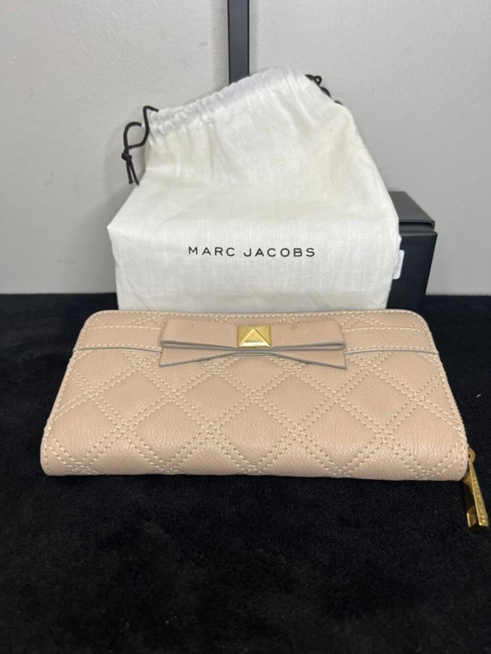 Marc Jacobs The Deluxe Quilted Leather Zip Around Wallet Beige Bow Dust Bag